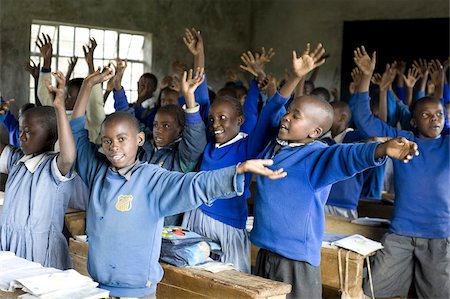 education classroom not adult not illustration and group people - Élèves en salle de classe, offrant des Kikuyus traditionnelle Bienvenue en agitant les mains comme si offrant des fleurs, l'école primaire Karunga, vallée du Rift, Kenya, Afrique de l'est, Afrique Photographie de stock - Rights-Managed, Code: 841-03675421