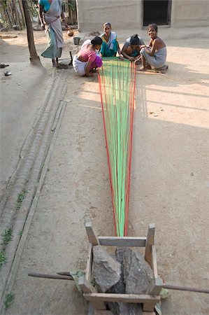 simsearch:841-03674642,k - Villageoises en zone communale préparation longueur de sari de coton de couleur pour le tissage, Ganeshpahar village, Assam, Inde, Asie Photographie de stock - Rights-Managed, Code: 841-03675441