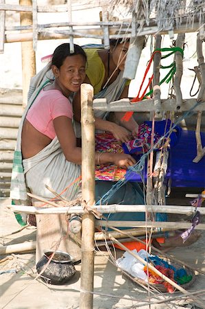 Assamese tribal village women spinning cotton at domestic loom, Majuli Island, Assam, India, Asia Foto de stock - Direito Controlado, Número: 841-03675451