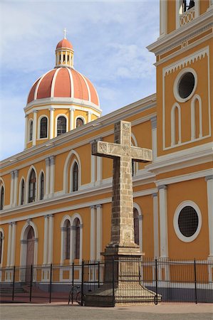 park colon - Cathedral de Granada, Park Colon, Park Central, Granada, Nicaragua, Central America Foto de stock - Con derechos protegidos, Código: 841-03675515