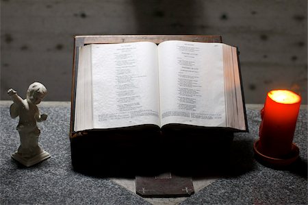 page (piece of paper or printed material) - Bible, candle and angel statuette, Switzerland, Europe Foto de stock - Con derechos protegidos, Código: 841-03675849