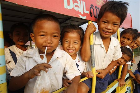 Enfants cambodgiens sur le chemin de l'école, Siem Reap, Cambodge, Indochine, l'Asie du sud-est, Asie Photographie de stock - Rights-Managed, Code: 841-03676036