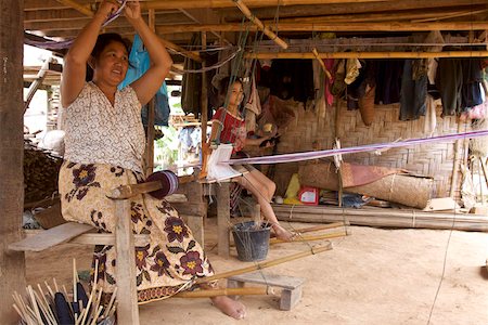 A weaver in the village of Pak Ou, on the Mekong River, close to Luang Prabang, Laos, Indochina, Southeast Asia, Asia Foto de stock - Direito Controlado, Número: 841-03676050