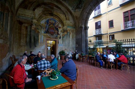 sorrento - Un ancien palais transformé en un bar pour les joueurs de cartes dans Sorrento, Costiera Amalfitana, Campanie, Italie, Europe Photographie de stock - Rights-Managed, Code: 841-03676065