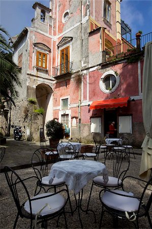 Un ancien palais sur une terrasse à Ravello, Costiera Amalfitana, UNESCO World Heritage Site, Campanie, Italie, Europe Photographie de stock - Rights-Managed, Code: 841-03676062