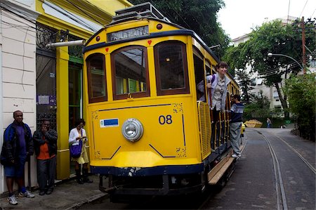 straßenbahn - Eine klassische Straßenbahn auf dem Weg von Santa Teresa in Rio De Janeiro, Brasilien, Südamerika Stockbilder - Lizenzpflichtiges, Bildnummer: 841-03676101