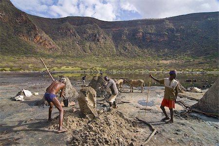 Travailleurs creusant pour sel, Sod El crater lake, Ethiopie, Afrique Photographie de stock - Rights-Managed, Code: 841-03676180