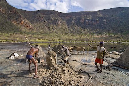 salt lake - Travailleurs creusant pour sel, Sod El crater lake, Ethiopie, Afrique Photographie de stock - Rights-Managed, Code: 841-03676180