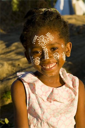 Jeune fille sympathique avec maquillage sur son visage, Nosy Be, Madagascar, Afrique Photographie de stock - Rights-Managed, Code: 841-03676378