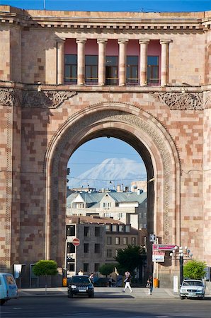 Armenian architecture with view through arch of Mount Ararat in the distance, at the Hanrapetutyan Hraparak (Republic Square), Yerevan, Armenia, Caucasus, Central Asia, Asia Fotografie stock - Rights-Managed, Codice: 841-03676645