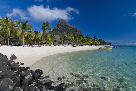 White sand beach of the five star hotel Le Paradis, with Le Morne Brabant in the background, Mauritius, Indian Ocean, Africa Foto de stock - Con derechos protegidos, Código: 841-03676700