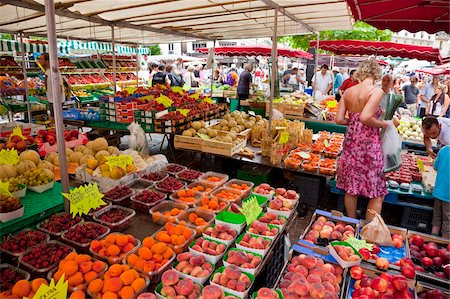 simsearch:841-03871453,k - Les gens shopping au marché de la rue, la rue Mouffetard, Paris, France, Europe Photographie de stock - Rights-Managed, Code: 841-03676917
