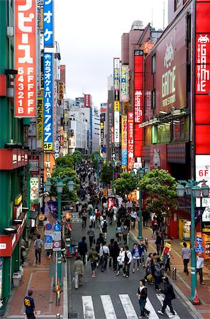 simsearch:841-03871250,k - Une rue piétonne bordée de boutiques et de panneaux de signalisation attire une foule à Shinjuku, Tokyo, Japon, Asie Photographie de stock - Rights-Managed, Code: 841-03676954