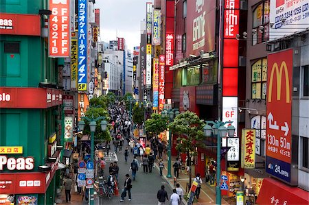 simsearch:841-03056291,k - A pedestrian street lined with shops and signboards attracts a crowd in Shinjuku, Tokyo, Japan, Asia Foto de stock - Con derechos protegidos, Código: 841-03676955