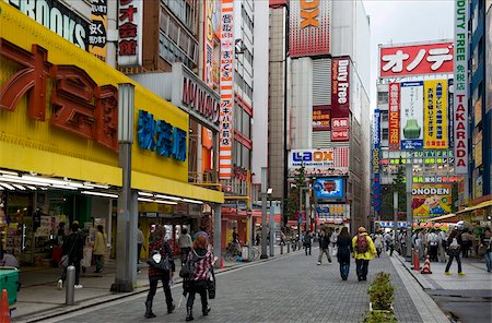 simsearch:841-06031931,k - Enseignes au néon couvrent les bâtiments dans le monde célèbre consommateur electronics quartier de Akihabara, Tokyo, Japon, Asie Photographie de stock - Rights-Managed, Code: 841-03676959