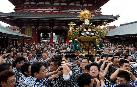 A mikoshi (portable shrine) being carried to Sensoji Temple during the Sanja Festival in Asakusa, Tokyo, Japan, Asia Foto de stock - Con derechos protegidos, Código: 841-03676960