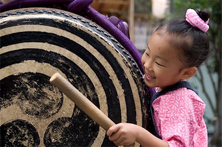 simsearch:841-07083257,k - A little girl getting into the spirit of things with a taiko drum at the Sanja Festival in Asakusa, Tokyo, Japan, Asia Fotografie stock - Rights-Managed, Codice: 841-03676962