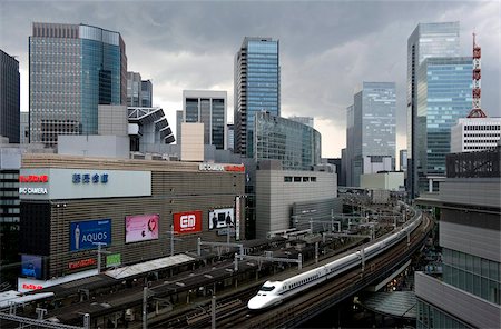 Shinkansen bullet train weaving through maze of buildings in the Yurakucho district of downtown Tokyo, Japan, Asia Fotografie stock - Rights-Managed, Codice: 841-03676975