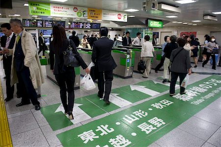 simsearch:841-03676958,k - Passengers hurrying through automatic ticket wickets on their way to bullet train platforms at Tokyo Station, Japan, Asia Foto de stock - Con derechos protegidos, Código: 841-03676979