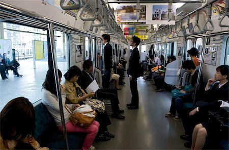 simsearch:841-03676981,k - Passagers de monter à bord de la ligne Yamanote boucle train ligne qui entoure la grande metropolitan Tokyo, Japon, Asie Photographie de stock - Rights-Managed, Code: 841-03676980