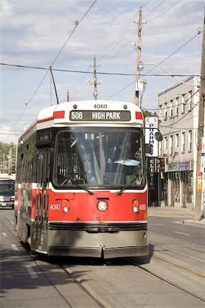 simsearch:841-03868108,k - Fusée de Toronto rouge typique, un tramway ou trolleybus, Toronto, Ontario, Canada, en Amérique du Nord Photographie de stock - Rights-Managed, Code: 841-03676995