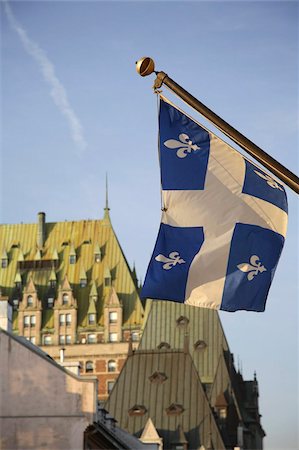 Quebec flag in foreground in front of rooftops of Chateau Frontenac, Quebec City, Quebec, Canada, North America Foto de stock - Con derechos protegidos, Código: 841-03677000
