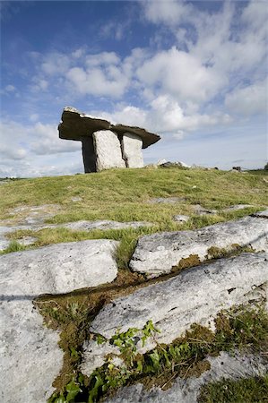 Poulnabrone Dolmen (Poll na mBron) (Hole of Sorrows), a Neolithic portal tomb probably dating from between 4200 to 2900 BC, Burren, County Clare, Munster, Republic of Ireland, Europe Foto de stock - Con derechos protegidos, Código: 841-03677018