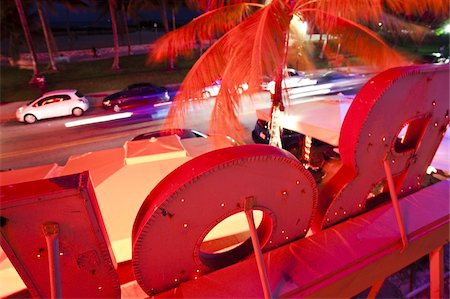 Behind the neon sign of Boulevard Hotel on Ocean Avenue, South Beach, Miami, Florida, United States of America, North America Foto de stock - Con derechos protegidos, Código: 841-03677073