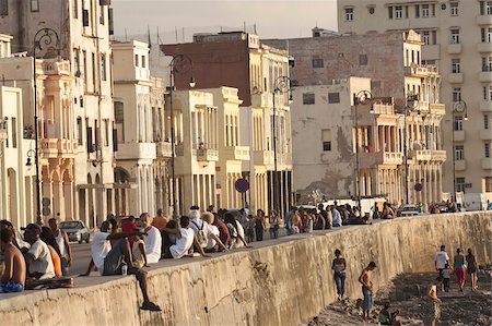 deich - Crowds of people sitting on sea wall on the Malecon, in Havana, Cuba, West Indies, Central America Foto de stock - Con derechos protegidos, Código: 841-03677151