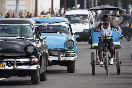 someone in front of car city - Vieilles voitures américaines et un bici (taxi de bicyclette) à la Havane, Cuba, Antilles, l'Amérique centrale Photographie de stock - Rights-Managed, Code: 841-03677152