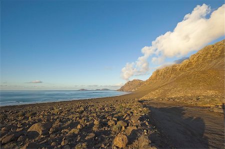 simsearch:841-03677360,k - Spectacular 600m volcanic cliffs of the Risco de Famara and Graciosa Island at the northern end of Lanzarote's finest beach at Famara, Lanzarote, Canary Islands, Spain, Atlantic Ocean, Europe Foto de stock - Con derechos protegidos, Código: 841-03677362