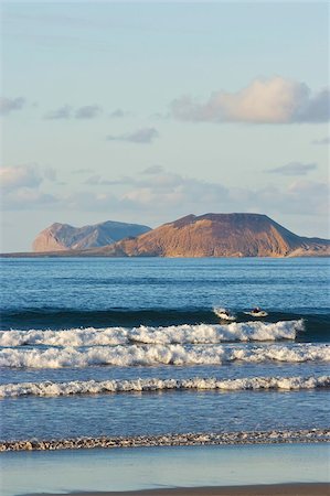 simsearch:841-06806633,k - Graciosa Island beyond Lanzarote's finest surf beach at Famara in the north west of the island, Famara, Lanzarote, Canary Islands, Spain, Atlantic Ocean, Europe Foto de stock - Con derechos protegidos, Código: 841-03677370