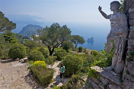 Statue and gardens in early morning summer sunshine, Monte Solaro, Isle of Capri, Neapolitan Riviera, Campania, Italy, Europe Fotografie stock - Rights-Managed, Codice: 841-03677538