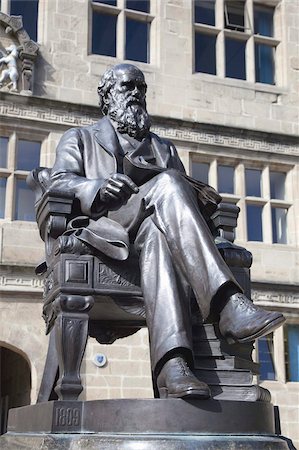 Statue of Charles Darwin outside Public Library, Shrewsbury, Shropshire, England, United Kingdom, Europe Foto de stock - Con derechos protegidos, Código: 841-03677582