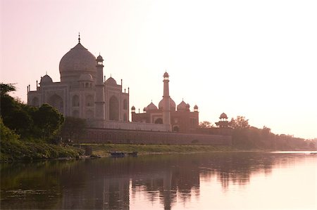 Le Taj Mahal, patrimoine mondial UNESCO, au coucher du soleil se reflète dans la rivière Yamuna, Agra, Uttar Pradesh, Inde, Asie Photographie de stock - Rights-Managed, Code: 841-03672205