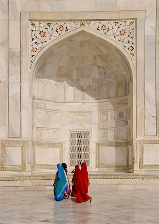 saari - Women in brightly coloured saris at the Taj Mahal, UNESCO World Heritage Site, Agra, Uttar Pradesh, India, Asia Stock Photo - Rights-Managed, Code: 841-03672200