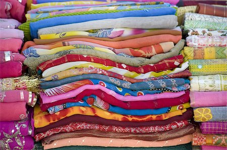 simsearch:841-05796437,k - Piles of colourful scarves for sale in the Sardar Market in Jodhpur, Rajasthan, India, Asia Foto de stock - Con derechos protegidos, Código: 841-03672225