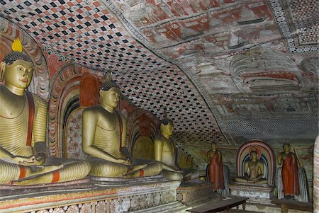 dambulla - Statuen und lackierte Dach in natürlicher Höhle in Granit, Höhle Nr. 2, Maharaja Viharaya (Tempel des großen Königs), Royal Rock Höhlentempel, Dambulla, Sri Lanka, Asien Stockbilder - Lizenzpflichtiges, Bildnummer: 841-03672334