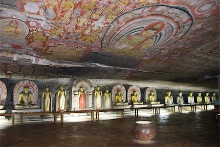 dambulla - Statuen und lackierte Dach in natürlicher Höhle in Granit, Höhle Nr. 2, Maharaja Viharaya (Tempel des großen Königs), Royal Rock Höhlentempel, Dambulla, Sri Lanka, Asien Stockbilder - Lizenzpflichtiges, Bildnummer: 841-03672337