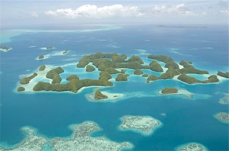 pala - Seventy Islands (Ngerukewid Islands Wildlife Preserve), forest-covered limestone rock, protected as a Nature Reserve, so can only be seen from the air, Palau, Micronesia, Western Pacific Ocean, Pacific Foto de stock - Con derechos protegidos, Código: 841-03672330