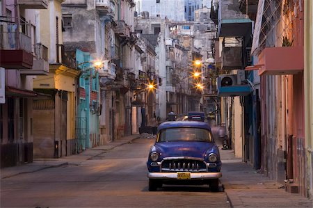 View along quiet street at dawn showing old American car and street lights still on, Havana Centro, Havana, Cuba, West Indies, Caribbean, Central America Foto de stock - Con derechos protegidos, Código: 841-03672424