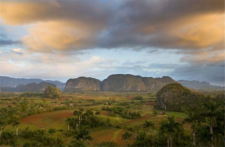 simsearch:841-03677165,k - Vue sur la vallée de Vinales à l'aube du parc de l'hôtel Los Jasmines montrant des collines calcaires appelés Mogotes caractéristique de la région, près de Vinales, Pinar Del Rio, Cuba, Antilles, l'Amérique centrale Photographie de stock - Rights-Managed, Code: 841-03672432