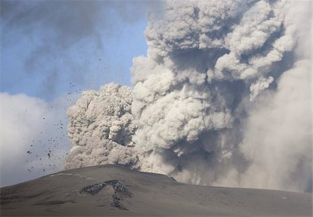 fraxinus - Eyjafjallajokull eruption showing billowing ash plume and rocks exploding into the sky of southern Iceland, Iceland, Polar Regions Foto de stock - Con derechos protegidos, Código: 841-03672444