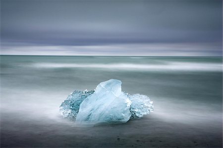 Morceau de glace de glacier rejetés sur le rivage par la marée montante, près de la lagune glaciaire à Jokulsarlon, en Islande, les régions polaires Photographie de stock - Rights-Managed, Code: 841-03672449