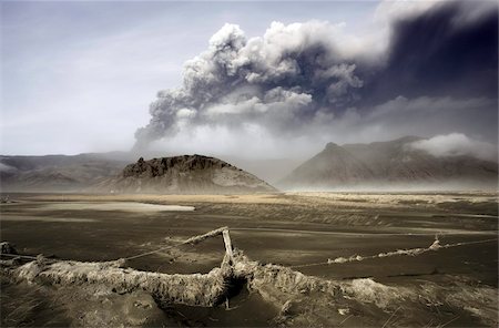 dust (dry particles) - Landscape covered in volcanic ash and dust with the ash plume of the Eyjafjallajokull eruption in the distance, southern area, Iceland, Polar Regions Foto de stock - Con derechos protegidos, Código: 841-03672452
