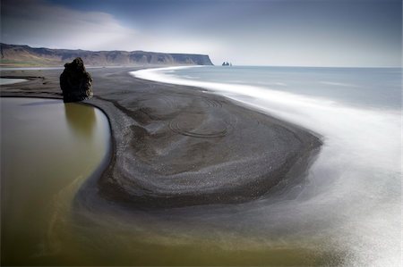 Vue de Dyrholaey vers la plage de sable volcanique et la roche se compare-t-il à Reynisdrangar, près du village de Vík í Mýrdal, zone sud, l'Islande, les régions polaires Photographie de stock - Rights-Managed, Code: 841-03672478