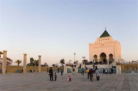 simsearch:610-00797099,k - Les visiteurs de marcher parmi les colonnes à la mosquée de Hassan inachevée et le mausolée de Mohammed V, Rabat, Maroc, Afrique du Nord, Afrique Photographie de stock - Rights-Managed, Code: 841-03672583
