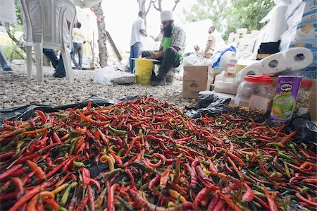 Chili peppers being used for cooking, food distribution with United Sikhs after the January 2010 earthquake, Port au Prince, Haiti, West Indies, Caribbean, Central America Foto de stock - Con derechos protegidos, Código: 841-03672768