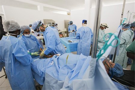 port au prince - American doctor performing surgery, leg fracture patient, January 2010 earthquake, General Hospital, Port au Prince, Haiti, West Indies, Caribbean, Central America Foto de stock - Con derechos protegidos, Código: 841-03672774