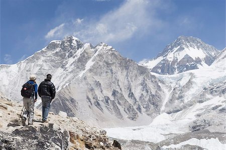 Trekkers looking at the Western Cwm glacier, Solu Khumbu Everest Region, Sagarmatha National Park, Himalayas, Nepal, Asia Foto de stock - Con derechos protegidos, Código: 841-03672825